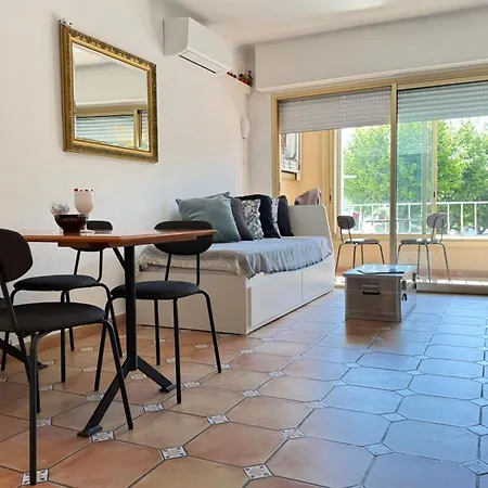 One-bedroom Ideally Located In Front Of The Midi Beaches Apartament Cannes